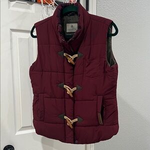 Legendary Whitetales maroon toggle puffer - EUC - size M